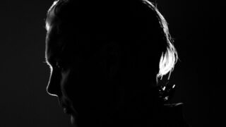 シガー・ロスのヨンシー、ソロ作より“Sumarið sem aldrei kom”のビデオが公開 | NME Japan